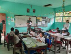 Peduli Dengan Pendidikan Anak, Babinsa Koramil 1710-07/Mapurujaya Bantu Mengajar di Sekolah