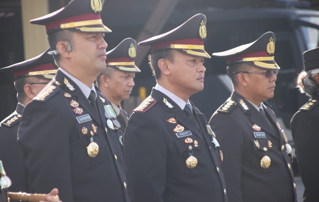 Gambar upacara peringatan Hari Pahlawan 10 November 2023 di Polda Kalimantan Barat dipimpin oleh Waka Polda Kalbar Brigjen Pol Roma Hutajulu, S.I.K., M.Si.