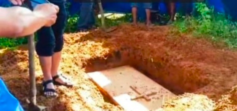 Gambar poto saat pembongkaran makam almarhum yesa di kecamatan sandai