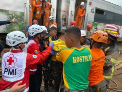 Aksi Sigap Prajurit Yonif 330/Tri Dharma, Bantu Evakuasi Korban Kecelakaan Kereta Api