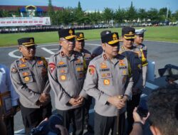 Kapolda Kalbar Beri Penghargaan Kepada 45 Personel dan 6 Personel Dihukum PTDH