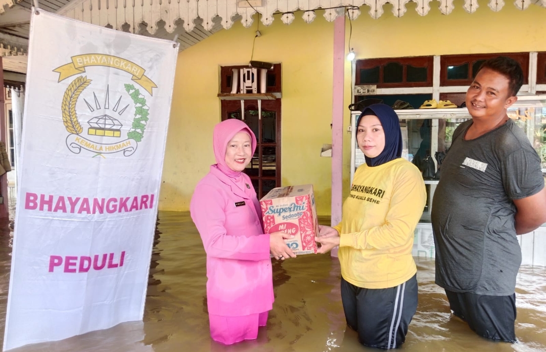 cabang Bayangkari Kuala behe berikan bantuan.