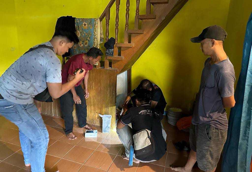 Kapolsek Sekayam AKP Muda Rezeki Pardosi memimpin pengrebekan rumah warga yang digunakan sebagai tempat Transaksi Narkoba. (Foto/Humas Polsek Sekayam)