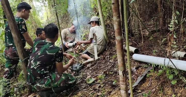 Empat personel Pos Pamtas Sungai Sungai Tengah bantu warga Perbaiki Pipa Air Bersih. (Foto/Pendam)