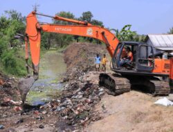 Atasi Kekeringan Lahan Pertanian Pemkab Bekasi Lakukan Normalisasi Sungai di Pebayuran