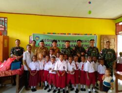 Satgas Yonif 642/Kps Bersama Puskesmas Berikan Imunisasi untuk Anak-Anak Papua