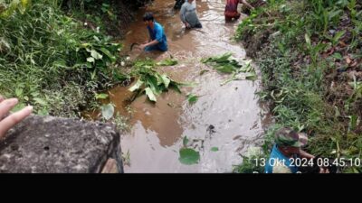 Cegah Banjir, Babinsa Bersama Masyarakat Kelurahan Sungai Rasau Kerja Bakti Pembersihan Sungai.