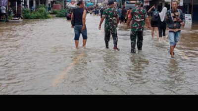 Tinjau Lokasi Banjir, Dandim Sanggau Himbau Warga Tetap Waspada