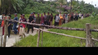 Warga Desa Padi Jaya Mengatasnamakan Aliansi Masyarakat Gelar Aksi Damai Kantor Desa,