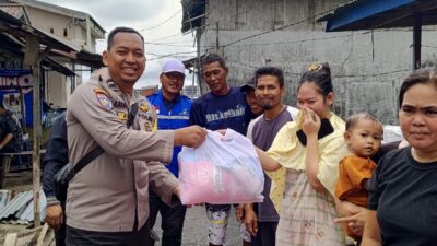 Bhabinkamtibmas Kelurahan Sungai Beliung dan Lurah Berbagi Bersama Warga Korban Angin Puting Beliung.