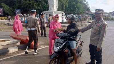 Polsek Singkawang Selatan Bagikan Takjil untuk Warga di Bulan Suci Ramadhan