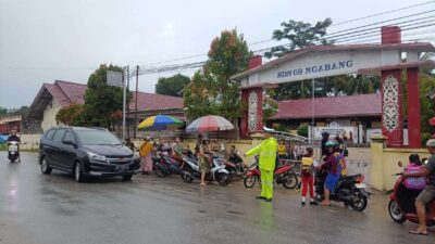 Cegah Kemacetan dan Kecelakaan Aipda Hengki Lakukan Pengamanan Arus Lalu Lintas Saat Anak Masuk Sekolah