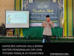 Kapolres Kapuas Hulu Berikan Materi Pengenalan Diri dan Potensi Remaja di Pesantren Kilat Masjid Agung Darunnajah