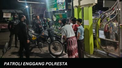 Patroli Enggang Polresta Pontianak Bubarkan Remaja Nongkrong di Jalan K.Yos Sudarso untuk Cegah Tawuran dan Perang Sarung