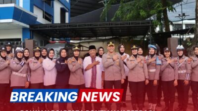 Polwan Polresta Pontianak Berbagi Takjil Ramadhan 1446 di Jalan Rahadi Usman