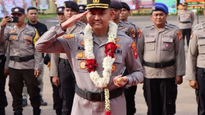 Masuk Ke Markas Komando Polres Ketapang Untuk Pertama Kali, AKBP Muhammad Harris Disambut Dengan Tradisi Adat Budaya Ketapang Dan Tepung Tawar