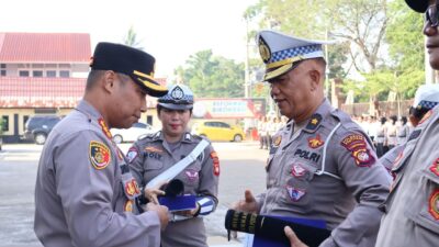 Kapolresta Pontianak Pimpin Upacara Pelepasan Purna Bakti Dua Perwira Polresta