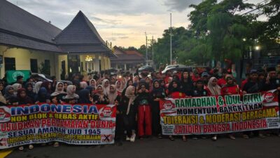 Berbagi Takjil Simbol Persatuan, PNIB dan Pagar Nusa Lingpasraga Gelar Aksi Sosial di Jl Gus Dur Jombang