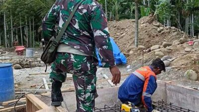 Besi Terpasang, Harapan Warga Makin Dekat, Babinsa Terus Kawal Pembangunan Jembatan Perintis