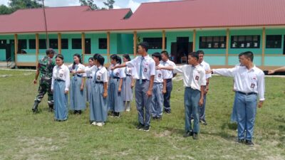 Tanamkan Disiplin Sejak Dini, Anggota Satgas TMMD ke-129 Kodim 1206/Putussibau Ajarkan Peraturan Baris-Berbaris kepada Pelajar.