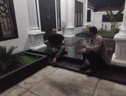 Jaga Kondusivitas Malam Hari, Polsek Mandor Perkuat Silaturahmi dan Edukasi Kamtibmas kepada Warga