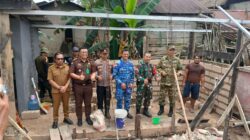 Wujud Sinergi Bangun Desa TMMD ke-130, Dandim 1209/Bengkayang Dampingi Wakil Bupati Bengkayang Tinjau Pembangunan MCK di Sasaran Tiga
