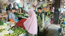 Babinsa Sisir Lapak Pasar Pusong, Harga Sembako Jadi Perhatian