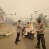 Peduli Dampak Kabut Asap Karhutla, Sidokkes Polres Ketapang Bagikan Masker kepada Pengguna Jalan
