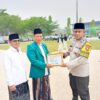 Bhabinkamtibmas Polsek Sukadana Brigpol Khoirul Umam Terima Piagam Penghargaan pada Peringatan Hari Santri 2026