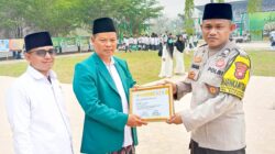 Bhabinkamtibmas Polsek Sukadana Brigpol Khoirul Umam Terima Piagam Penghargaan pada Peringatan Hari Santri 2026
